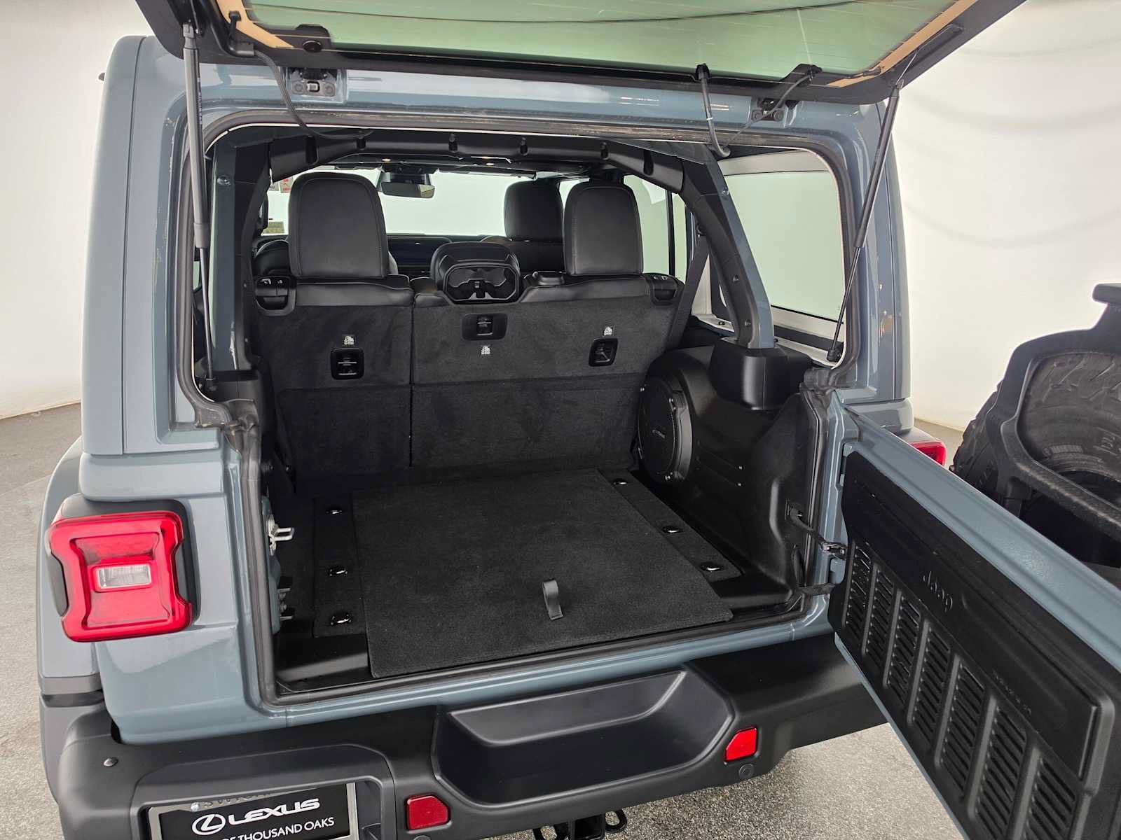 Used 2025 Jeep Wrangler Unlimited Rubicon AWD/4WD image 14