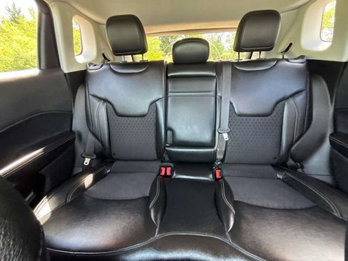 Used 2019 Jeep Compass Latitude w/ Popular Equipment Group AWD/4WD image 11