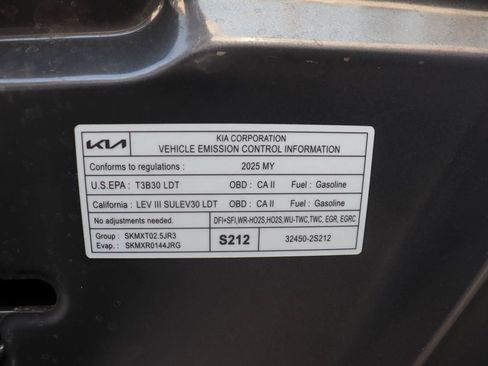 Used 2025 Kia Sorento S FWD image 7