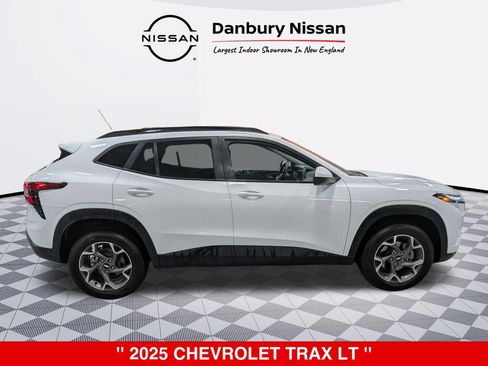Used 2025 Chevrolet Trax LT w/ Driver Confidence Package FWD image 2