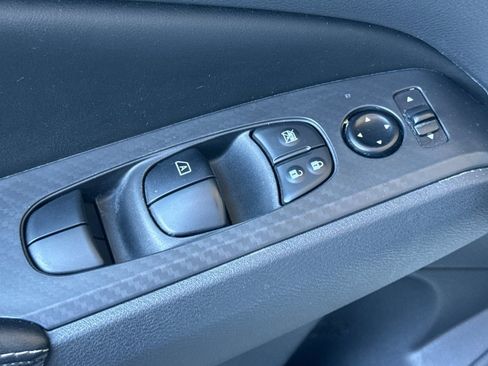 Used 2025 Nissan Altima 2.5 SV FWD image 14