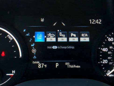 Used 2026 Toyota Sienna XLE FWD image 40