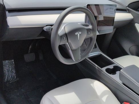 Used 2021 Tesla Model Y Long Range image 9