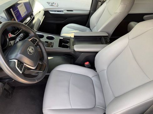 Used 2025 Toyota Sienna XLE FWD image 10