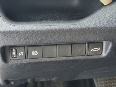 Used 2019 Toyota RAV4 XLE w/ Convenience Package FWD image 16