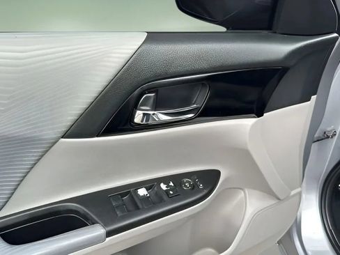 Used 2017 Honda Accord LX image 20