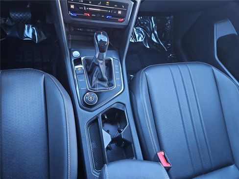 Used 2022 Volkswagen Tiguan SE w/ Panoramic Sunroof Package image 21