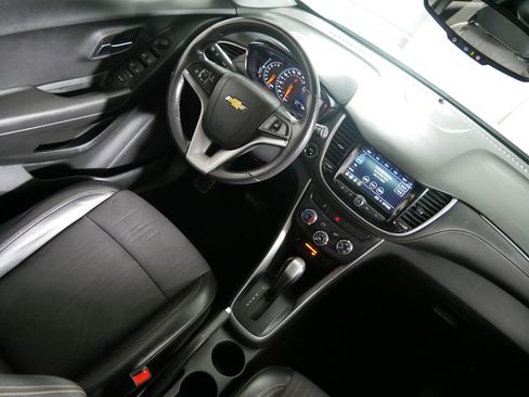 Used 2019 Chevrolet Trax LT w/ LT Convenience Package image 9