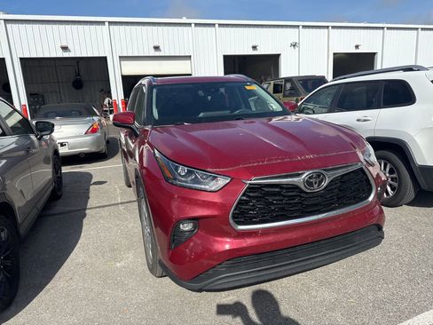 Used 2023 Toyota Highlander Limited image 3