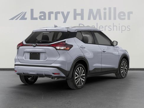 Used 2023 Nissan Kicks SV image 3