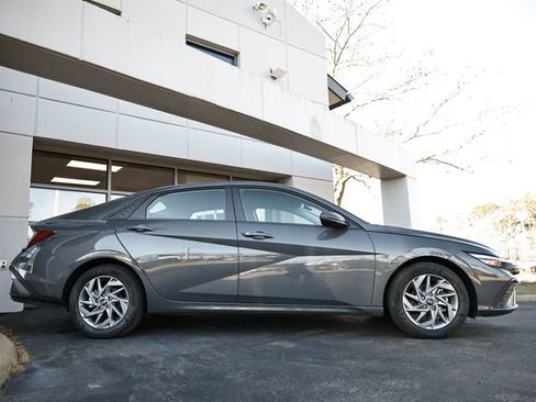 Certified 2025 Hyundai Elantra Blue image 4