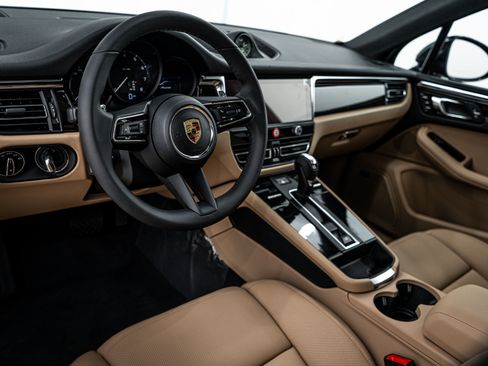 Certified 2026 Porsche Macan image 4
