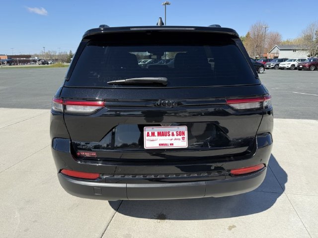 Used 2023 Jeep Grand Cherokee Altitude AWD/4WD image 7