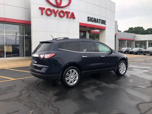 Used 2015 Chevrolet Traverse LT w/ Style and Technology Package FWD image 2