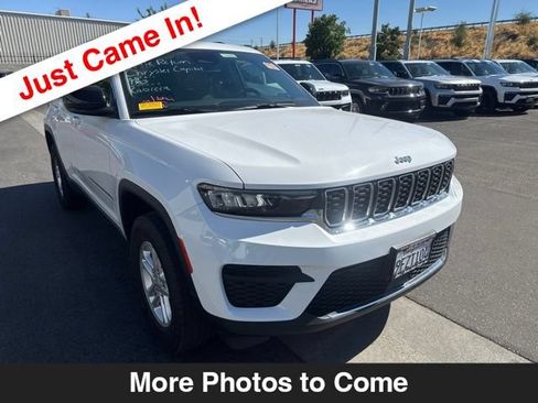 Certified 2023 Jeep Grand Cherokee Laredo w/ Luxury Tech Group I AWD/4WD image 8