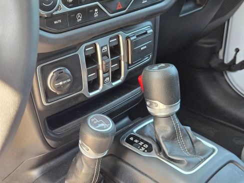 Used 2025 Jeep Wrangler Unlimited Sahara AWD/4WD image 9
