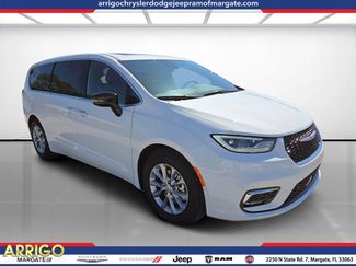 New 2026 Chrysler Pacifica Limited w/ Uconnect Theater Family Group FWD video 1