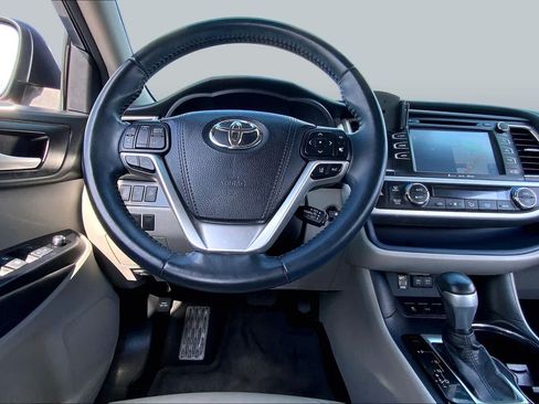 Used 2018 Toyota Highlander XLE FWD image 6