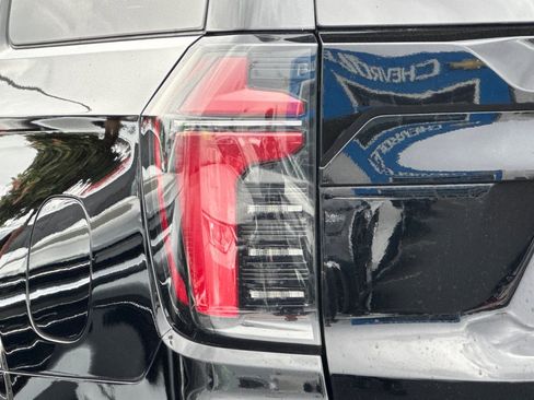 Used 2025 Chevrolet Suburban Z71 image 45