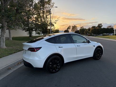 Used 2021 Tesla Model Y 2WD image 4