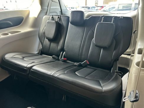 Used 2023 Chrysler Pacifica Touring-L FWD image 15