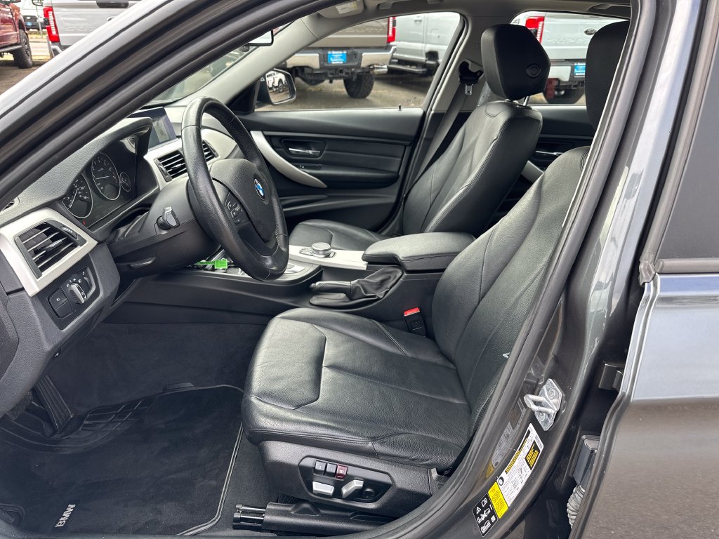 Used 2018 BMW 320i xDrive Sedan AWD/4WD image 12