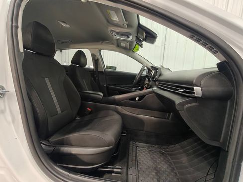 Used 2021 Hyundai Elantra SE FWD image 19