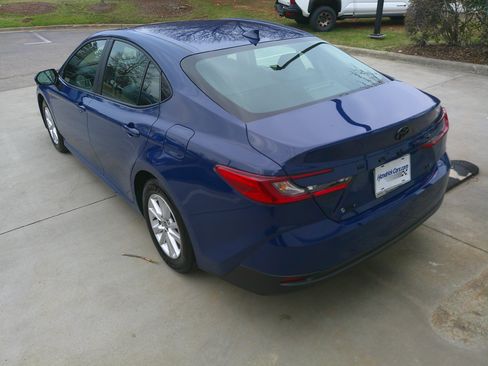 Used 2025 Toyota Camry LE image 9