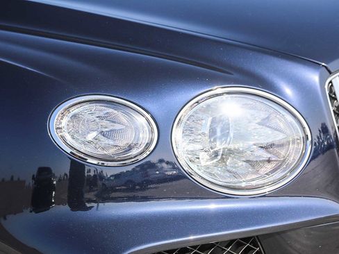 Used 2023 Bentley Bentayga Extended Wheelbase image 8