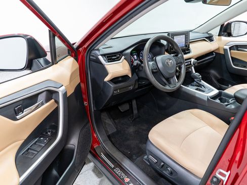 Used 2021 Toyota RAV4 XLE w/ Convenience Package FWD image 12