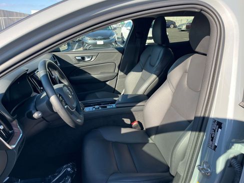 Used 2025 Volvo V60 B5 Cross Country Plus image 36