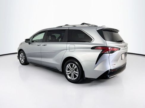 Used 2023 Toyota Sienna Platinum AWD/4WD image 7