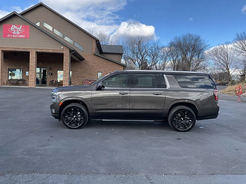 Used 2021 Chevrolet Suburban LT w/ LT Signature Package image 2