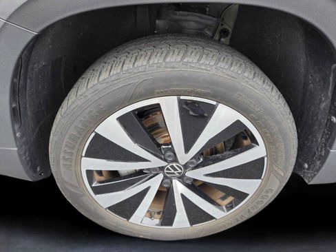 Used 2024 Volkswagen Taos SE w/ Panoramic Sunroof Package image 10
