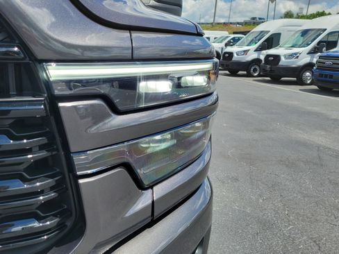 Used 2025 RAM 2500 Limited AWD/4WD image 3