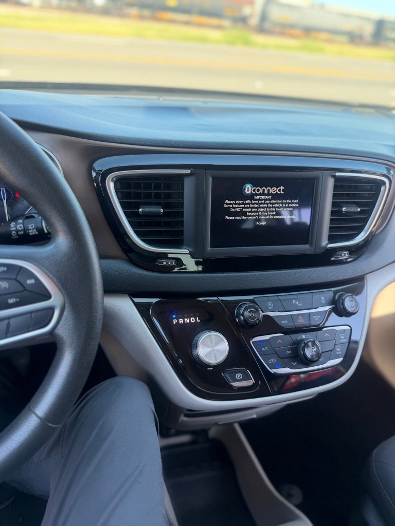 Used 2018 Chrysler Pacifica Touring FWD image 40