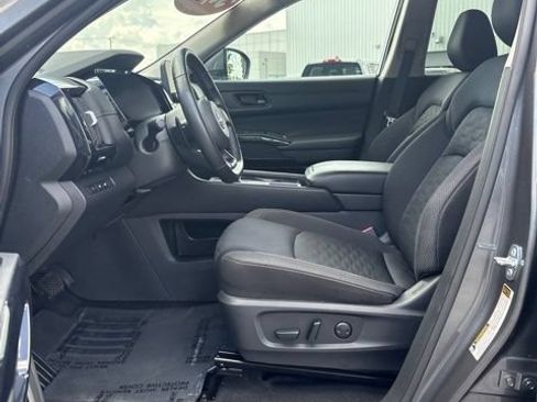 Used 2025 Nissan Pathfinder SV FWD image 5