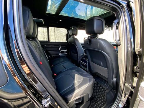 Used 2024 Land Rover Defender 110 X-Dynamic SE image 17