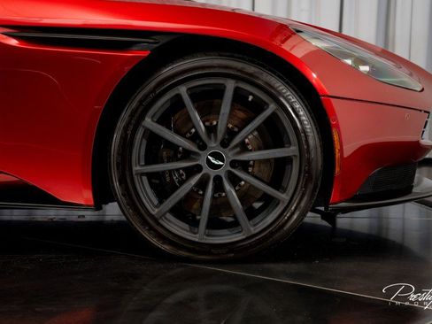 Used 2020 Aston Martin DB11 AMR image 24