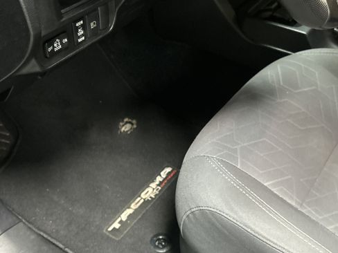 Used 2019 Toyota Tacoma TRD Off-Road w/ Technology Package AWD/4WD image 17