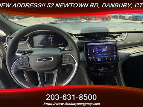 Used 2025 Jeep Grand Cherokee Limited AWD/4WD image 19