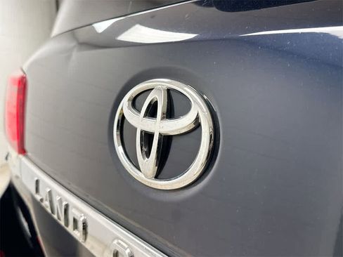 Used 2016 Toyota Land Cruiser image 12