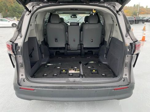 Used 2023 Toyota Sienna XLE image 8