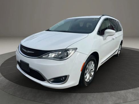 Used 2017 Chrysler Pacifica Touring-L image 1