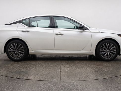 Used 2025 Nissan Altima 2.5 SV image 11