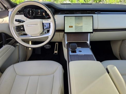 Used 2025 Land Rover Range Rover SE AWD/4WD image 12