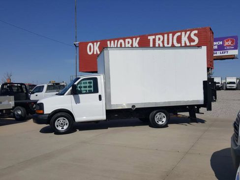 Used 2017 GMC Savana 3500 image 2