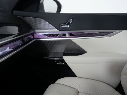 Used 2025 BMW i7 xDrive60 w/ Premium Package image 25