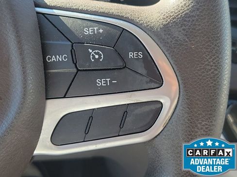 Used 2017 Chrysler Pacifica LX image 34