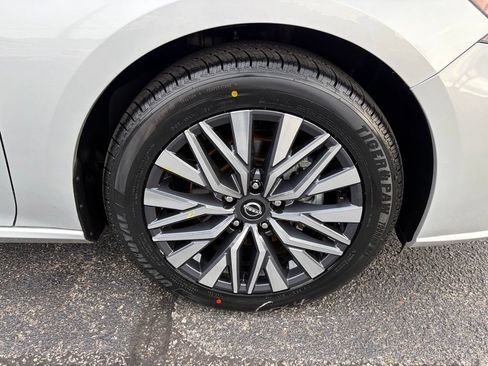 Used 2025 Nissan Altima 2.5 SV FWD image 10
